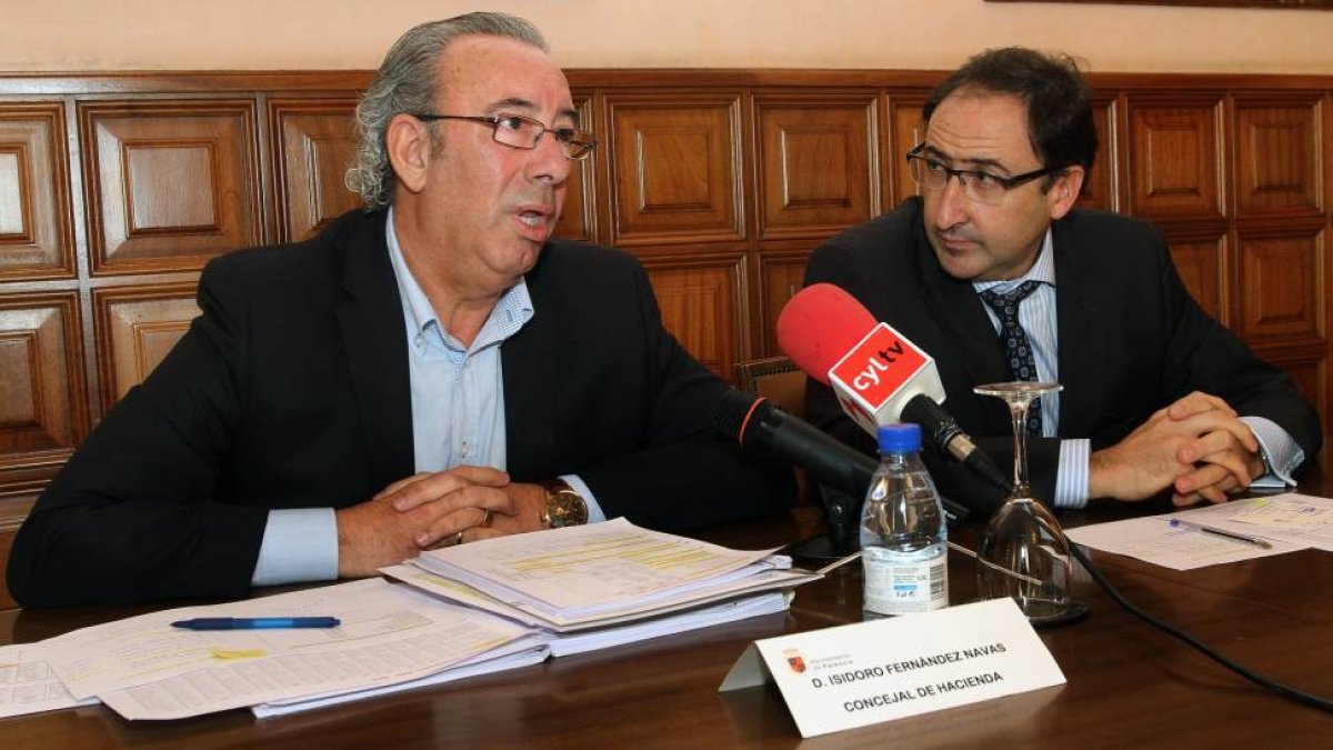 El alcalde de Palencia, Alfonso Polanco (D), y el concejal de Hacienda, Isidoro Fernández Navas (I), explican el resultado de la segunda operación para la refinanciación de los créditos del Ayuntamiento-Ical