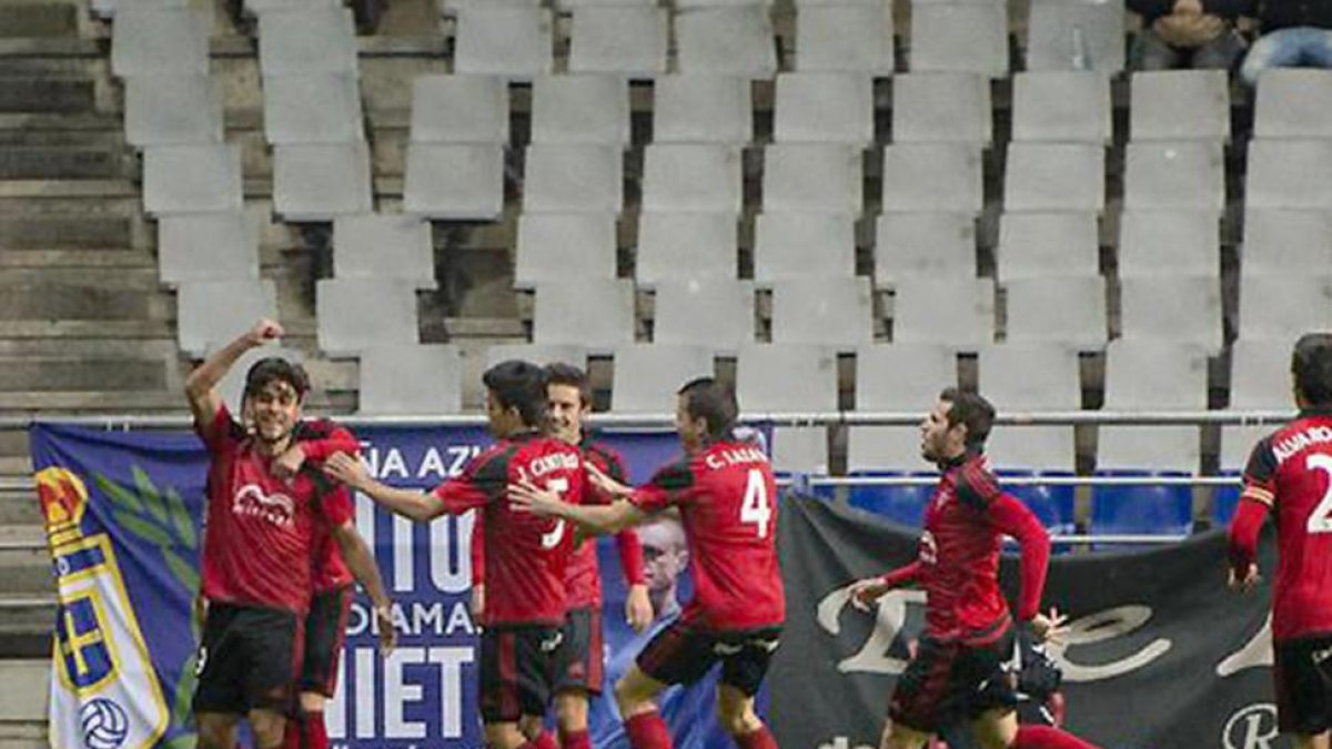 Abdón Prats celebra junto a sus compañeros el primer gol que logró en el Carlos Tartiere.-