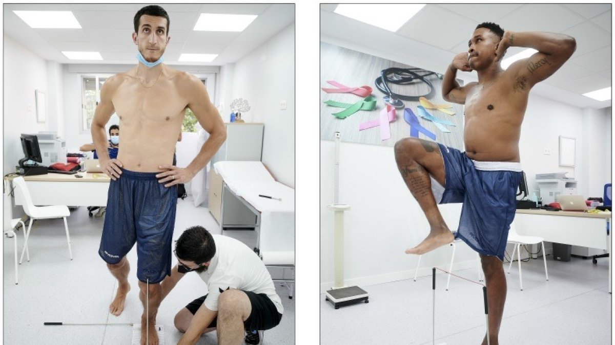 Kravic y McGee, durante el reconocimiento médico, ayer, en Recoletas. B. B. HOJAS / SPB