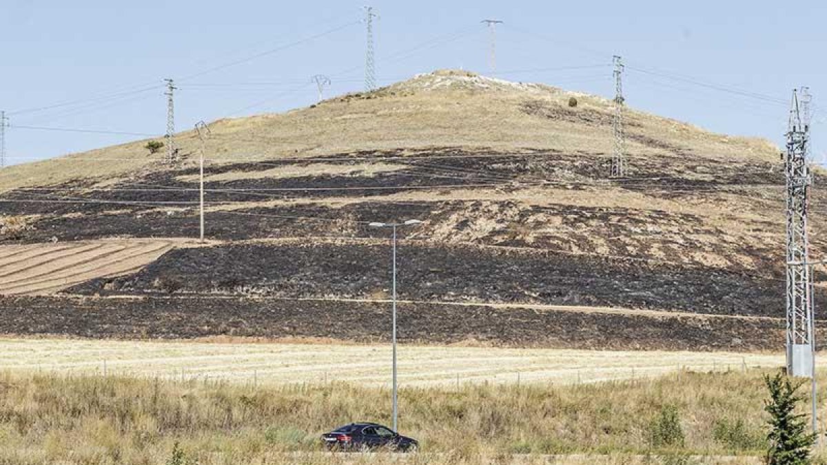 Imagen del zona afectada por el incendio registrado cerca de la barriada Yagüe el 7 de agosto.-SANTI OTERO