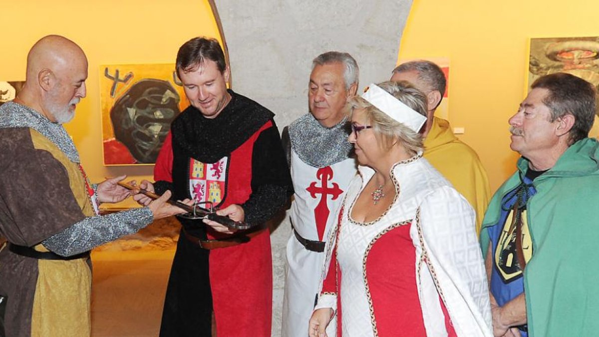 El alcalde, vestido de medieval, recibe el reconocimiento en el Arco de Santa María.-ISRAEL L. MURILLO