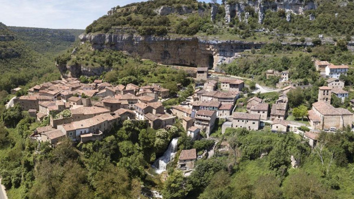 Vista de Orbaneja en la que se ve la cascada y su entorno natural único.-ISRAEL L. MURILLO