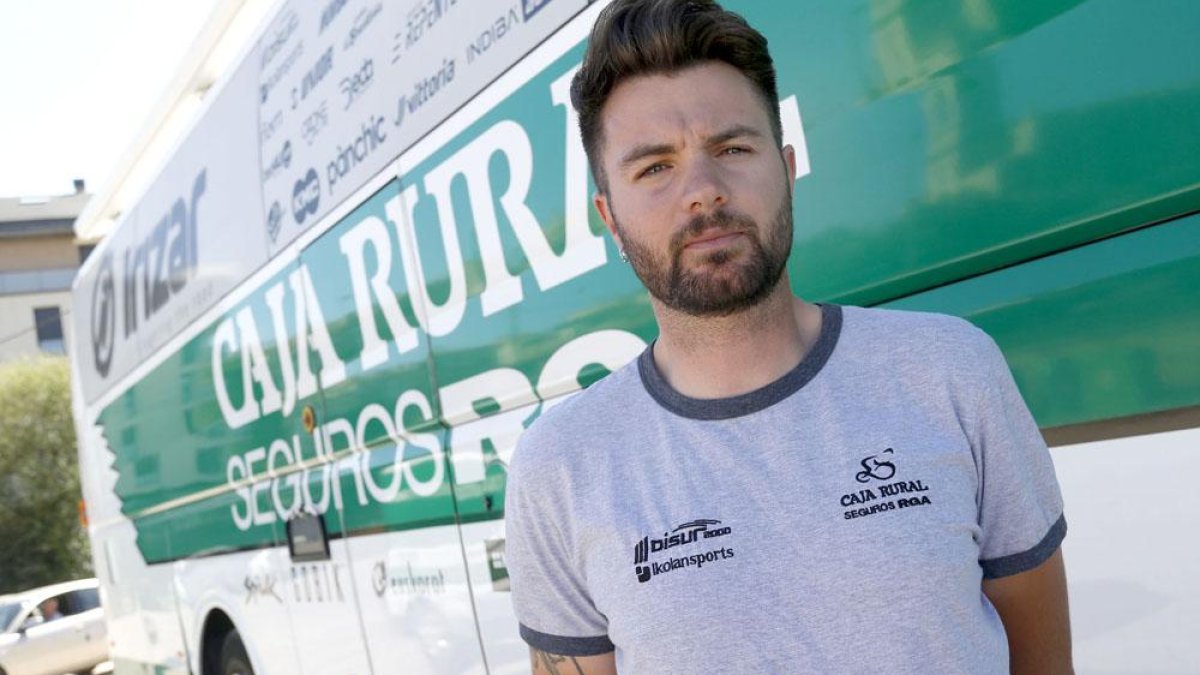 El director del Caja Rural Seguros RGA, José Miguel Fernández, posa delante del autobús del equipo-Santi Otero