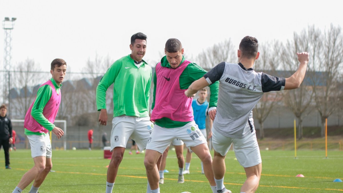 Alarcón, que se tuvo que retirar antes de tiempo, golpea un balón en el entrenamiento de ayer en el Sedano. / Burgos CF