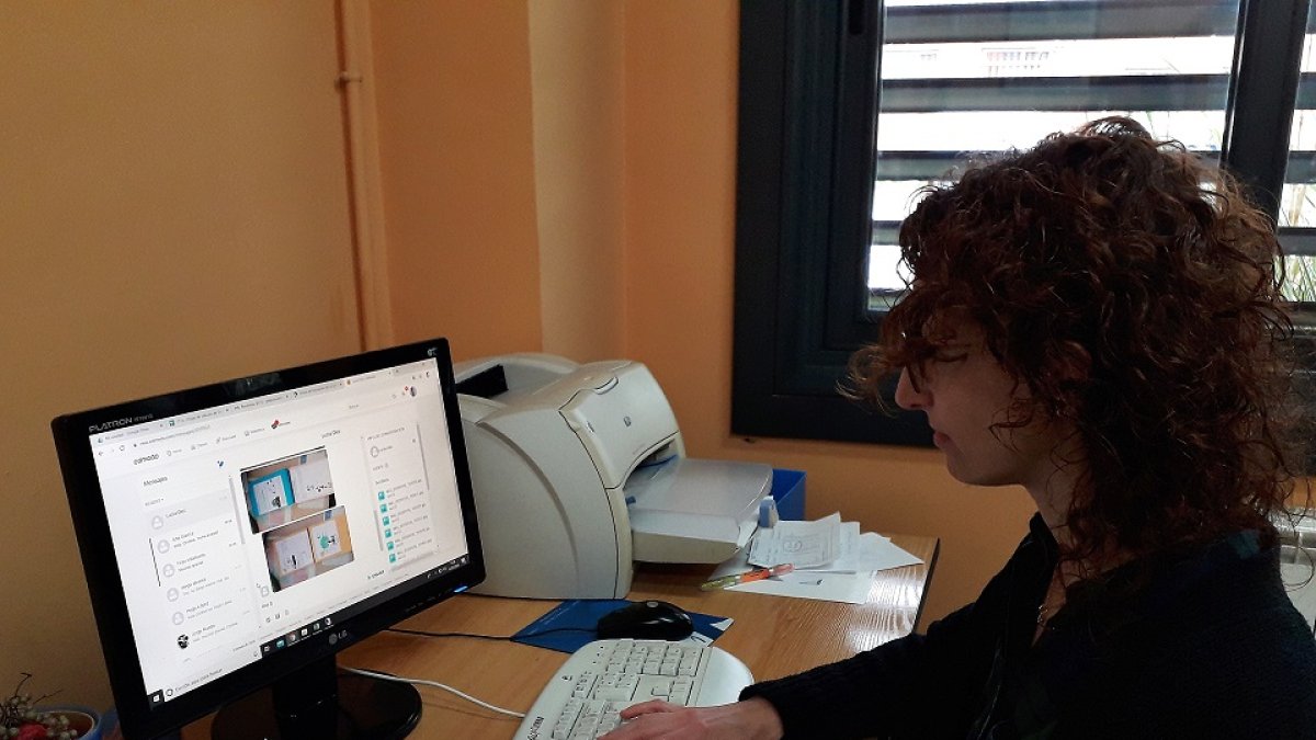 Una mujer teletrabajando desde su casa - E.M.