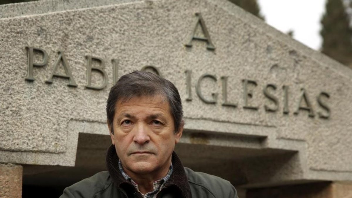 Javier Fernández, presidente de la gestora, el viernes durante el homenaje a Pablo Iglesias, fundador del PSOE.-JOSÉ LUIS ROCA