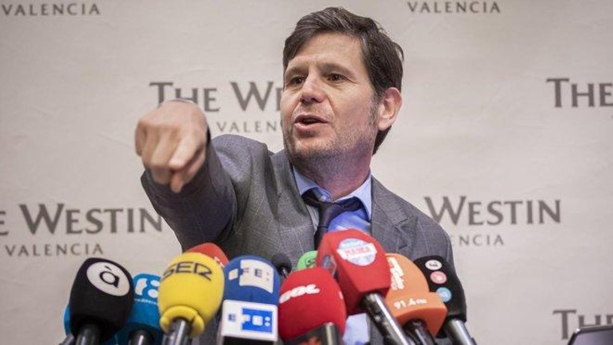 Alemany en su rueda de prensa de despedida del Valencia tras dejar de ser director general.-MIGUEL LORENZO