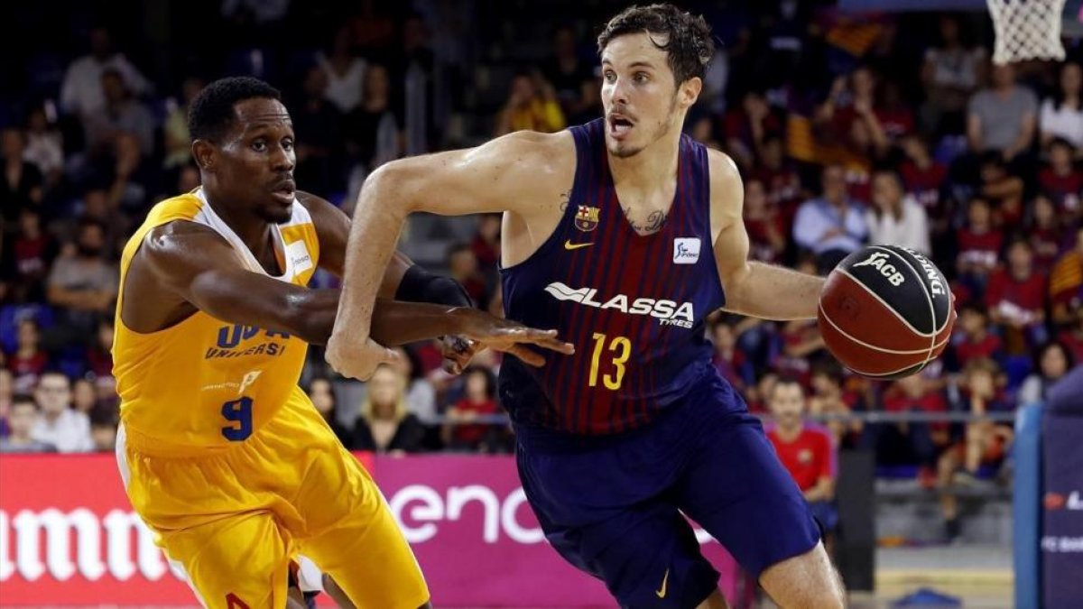 El azulgrana Heurtel ante Kloof, del Murcia.-EFE / ALBERTO ESTÉVEZ