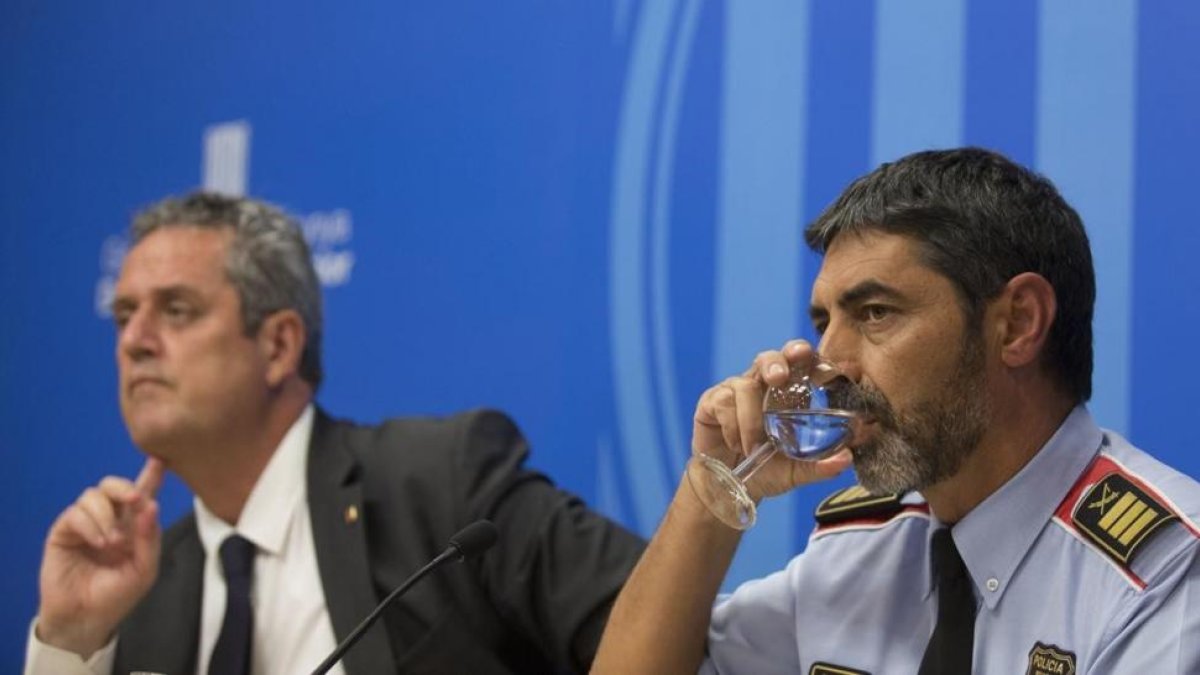 Joaquim Forn y Josep Lluís Trapero, en una rueda de prensa.-ALBERT BERTRAN