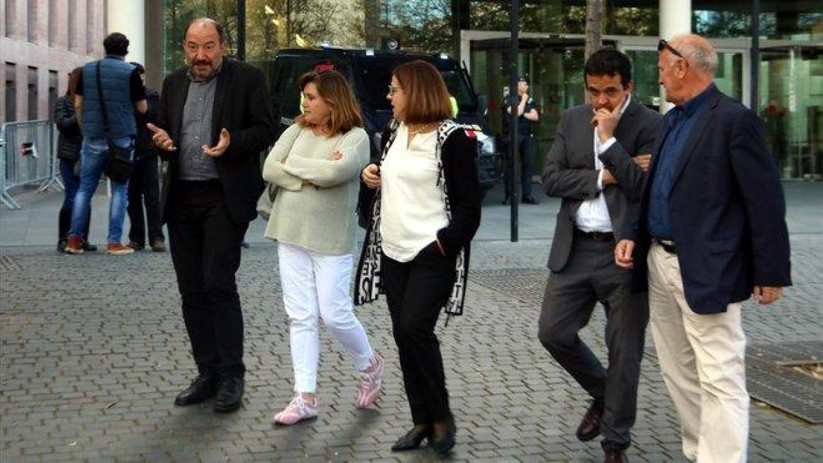 Llorach, en el centro de la imagen, acompañada por, entre otros, Sanchis y Patxot, a la salida de la Ciutat de la Justícia, el pasado 10 de mayo.-ACN / POL SOLÀ