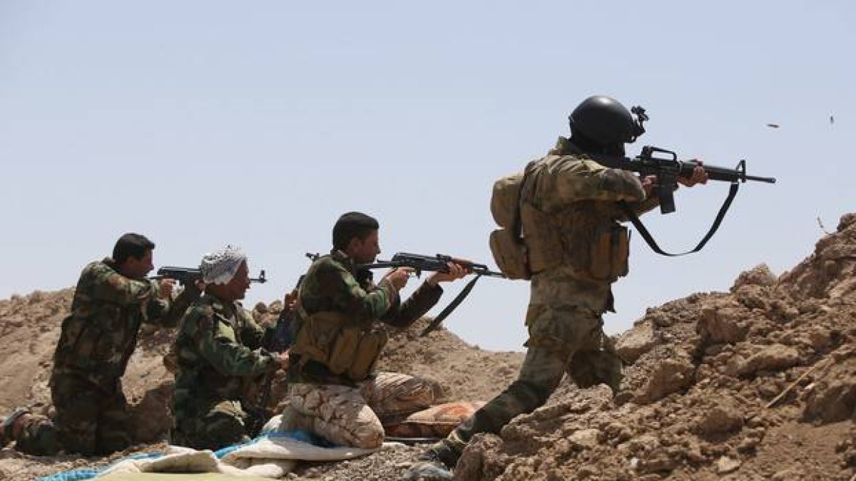 Soldados del ejército iraquí y de las milicias chiíes combaten al Estado Islámico en la provincia de Al Anbar.-Foto: AFP / AHMAD AL-RUBAYE