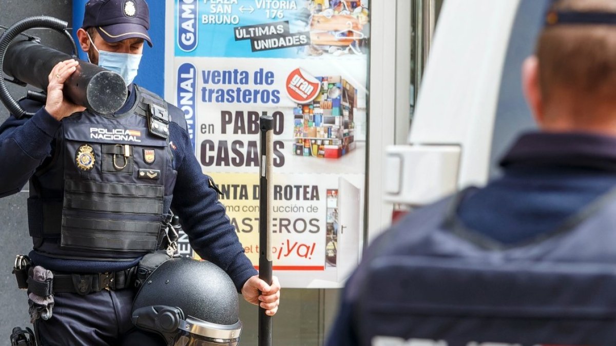 Agentes de la Policía Nacional durante la intervención que culminó con el arresto del asesino de Francis Frías. SANTI OTERO