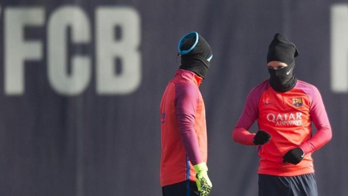 Ter Stegen conversa con Rakitic en el entrenamiento previo al duelo con el Villarreal.-JORDI COTRINA