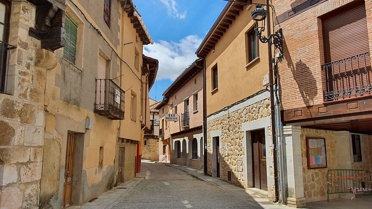Una tranquila calle de la localidad ribereña de Gumiel de Izán. L. V.