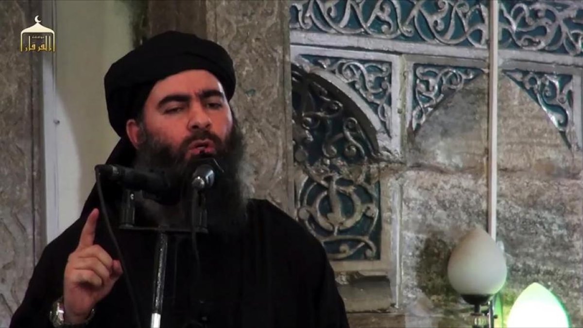 Abu Bakr al-Baghdadi se dirige a sus fieles en la mezquita de Al Nuri-AFP
