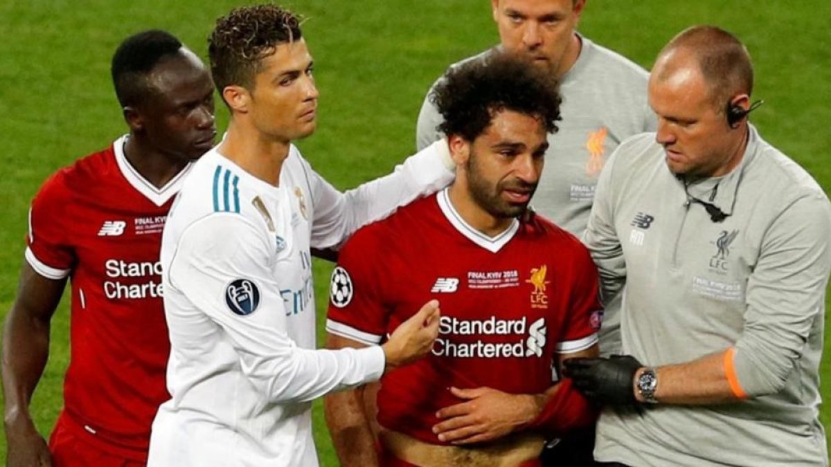 Salah abandona el campo-PHIL NOBLE (REUTERS)