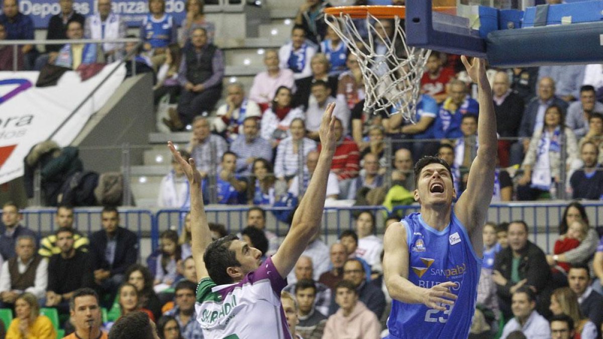 Huskic entra a canasta en el último choque en el Colisem frente al Unicaja.-Santi Otero