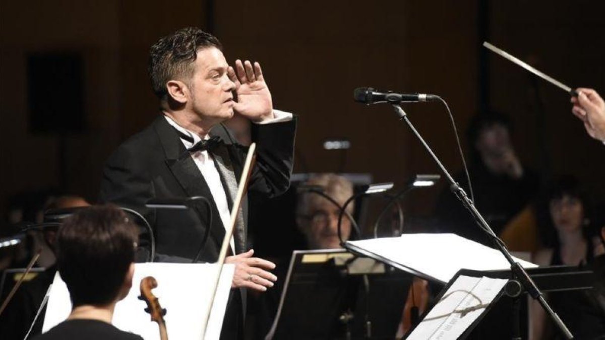 Santiago Auserón, con la banda municipal del Grec-E.MORENO ESQUIBEL