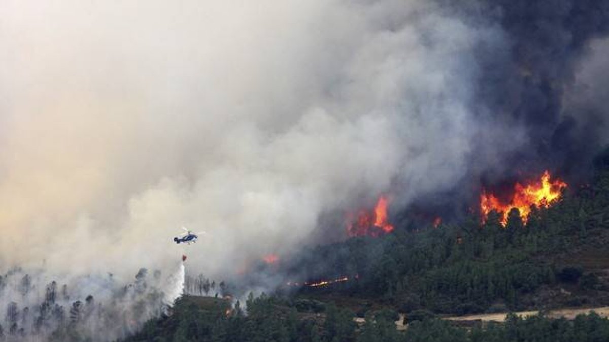 Un helicóptero trabaja en las labores de extinción de la sierra de Gata.-EFE I CARLOS GARCÍA