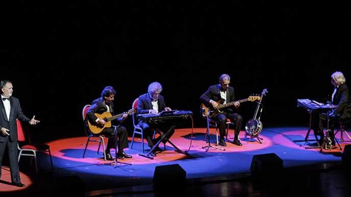 Les Luthiers llena el escenario durante las dos horas que dura ‘¡Chist! Antología’ con la presencia de sus miembros, sus voces, su música, sus instrumentos y el juego de luces.-Santi Otero