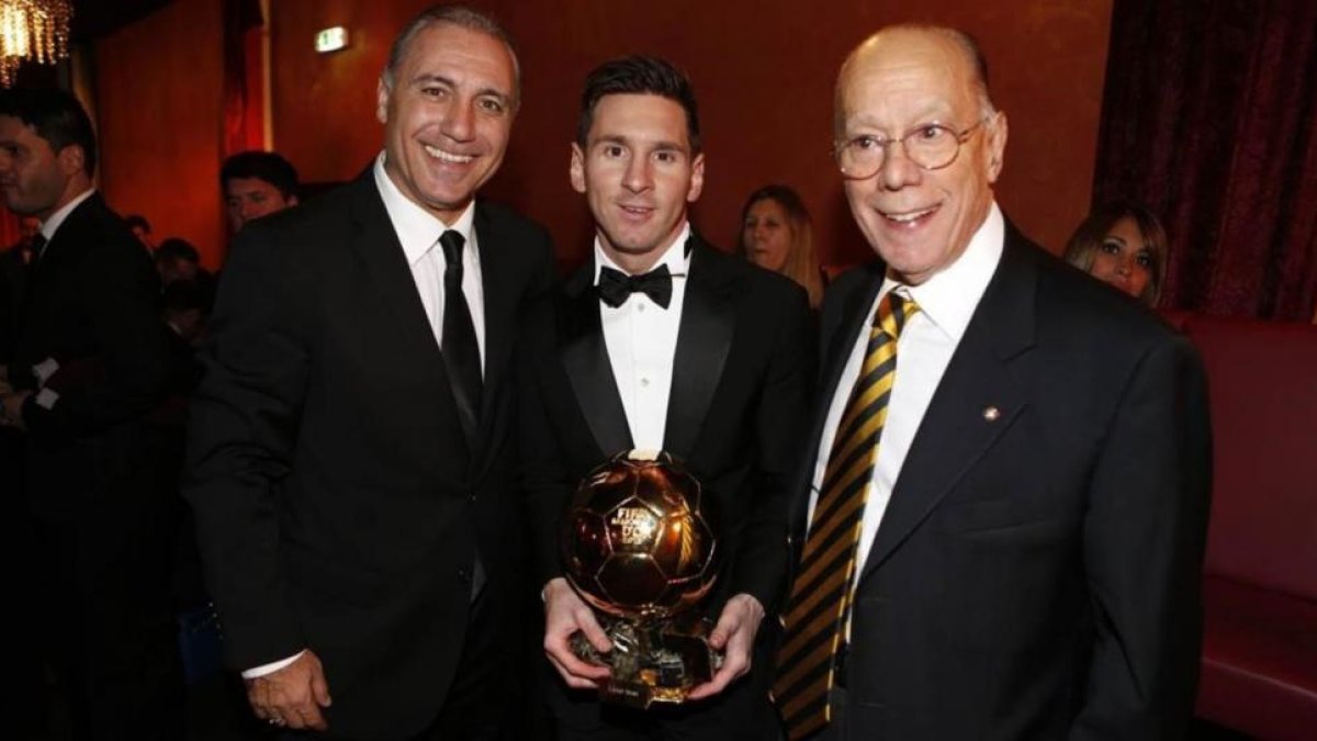 Leo Messi, quíntuple ganador del Balón de Oro, junto a los también premiados azulgranas Hristo Stoichkov (1994) y Luis Suárez (1960).-