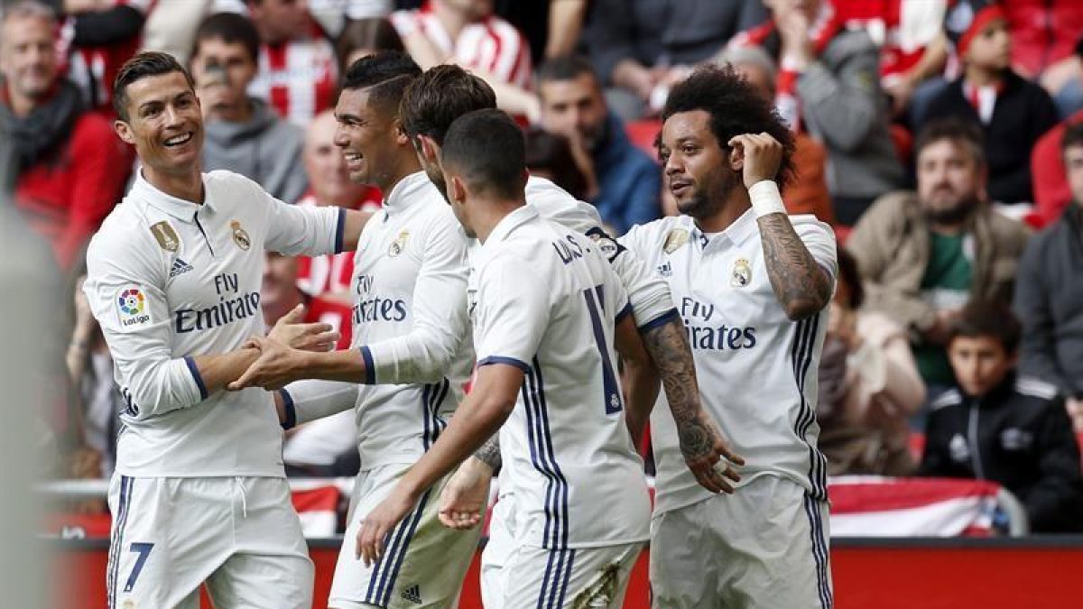 Los jugadores del Real Madrid celebran el gol de su compañero Casemiro (2i) ante el Athletic de Bilbao, el segundo del conjunto blanco, durante el partido disputado en el estadio de San Mamés.-EFE