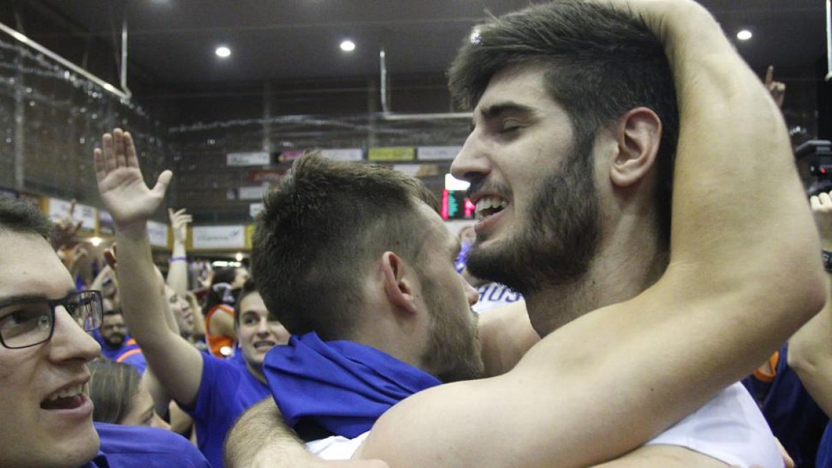 Álex Barrera (derecha) celebra con Steinarsson el ascenso a ACBlogrado el pasado 9 de junio en Villamuriel.-SANTI OTERO