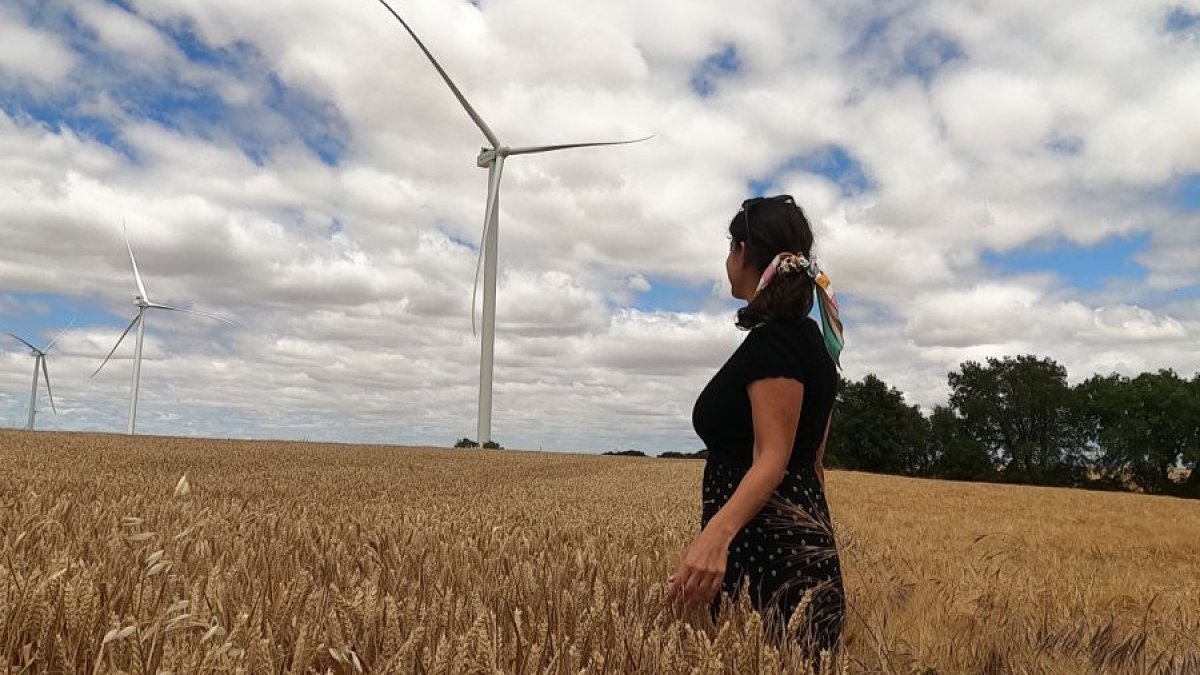 La expedición hizo parada en Burgos para recargar energía y visitó el complejo eólico de Herrera donde están instalado uno de los aerogeneradores más potentes instalados en España. ECB