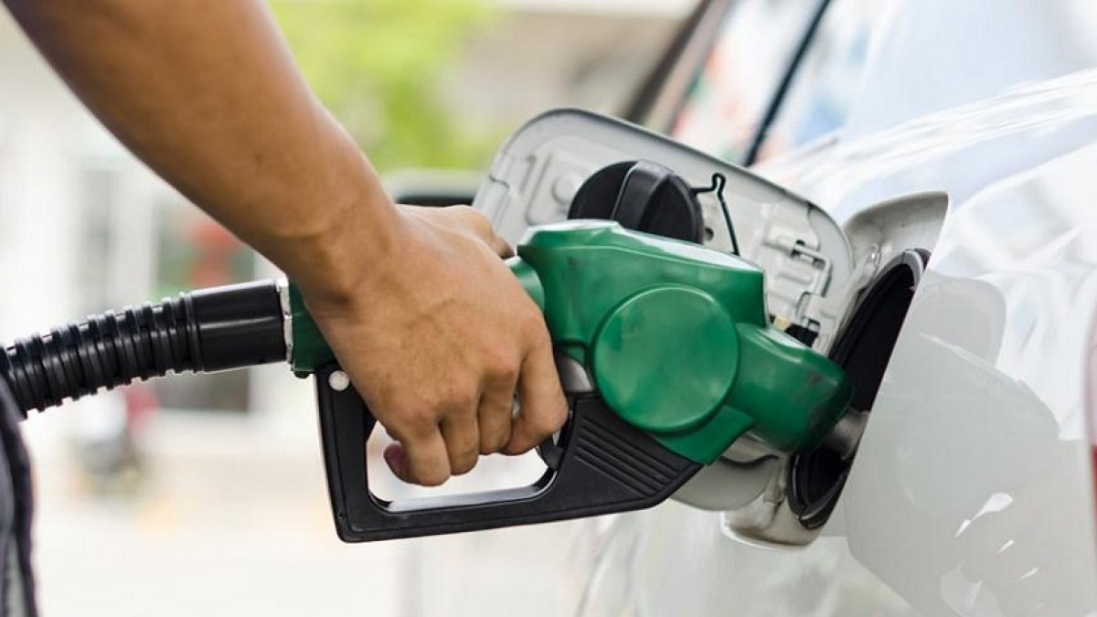 Repostar combustible en una gasolinera. - E. M.