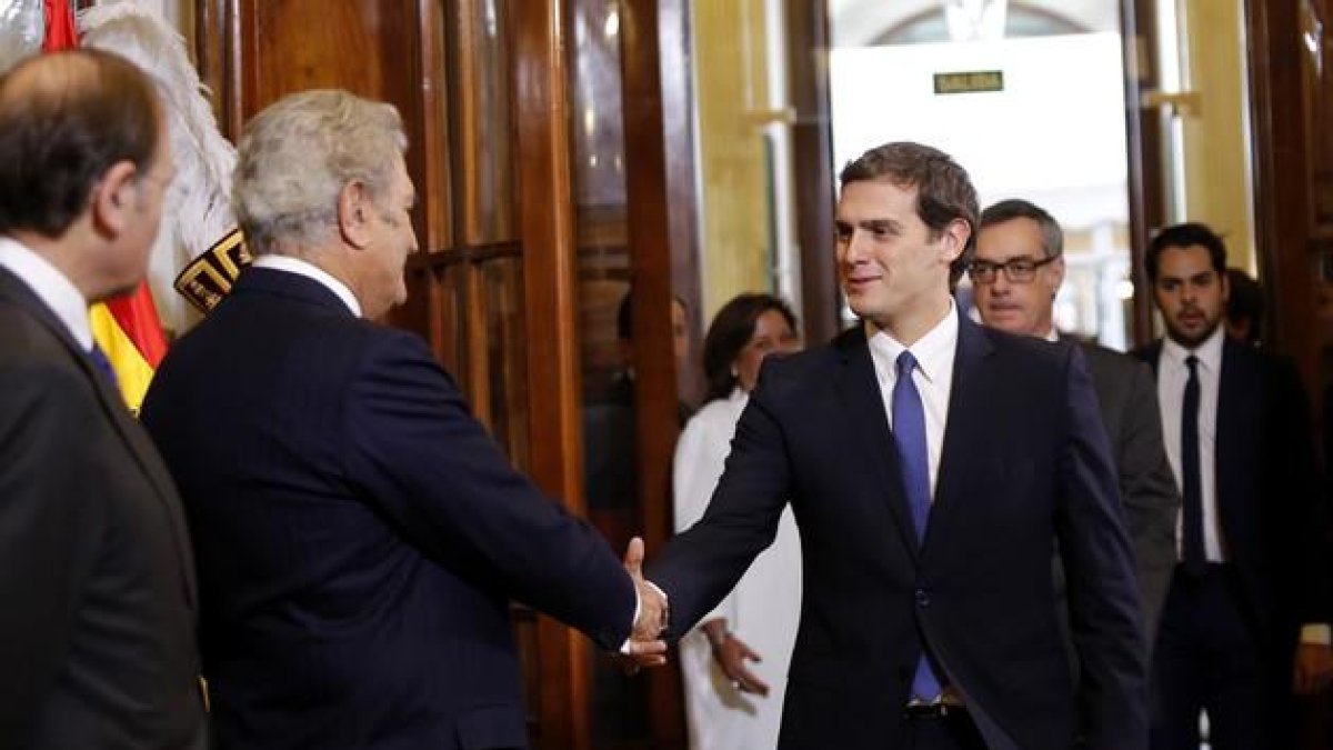 Albert Rivera saluda al presidente del Congreso, Jesús Posada, en el acto institucional del Día de la Constitución.-JUAN MANUEL PRATS