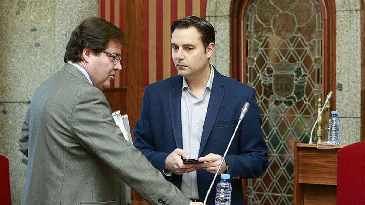 El concejal de Hacienda, Salvador de Foronda, charla con el portavoz del PSOE, Daniel de la Rosa, antes de un Pleno.-RAÚL G. OCHOA
