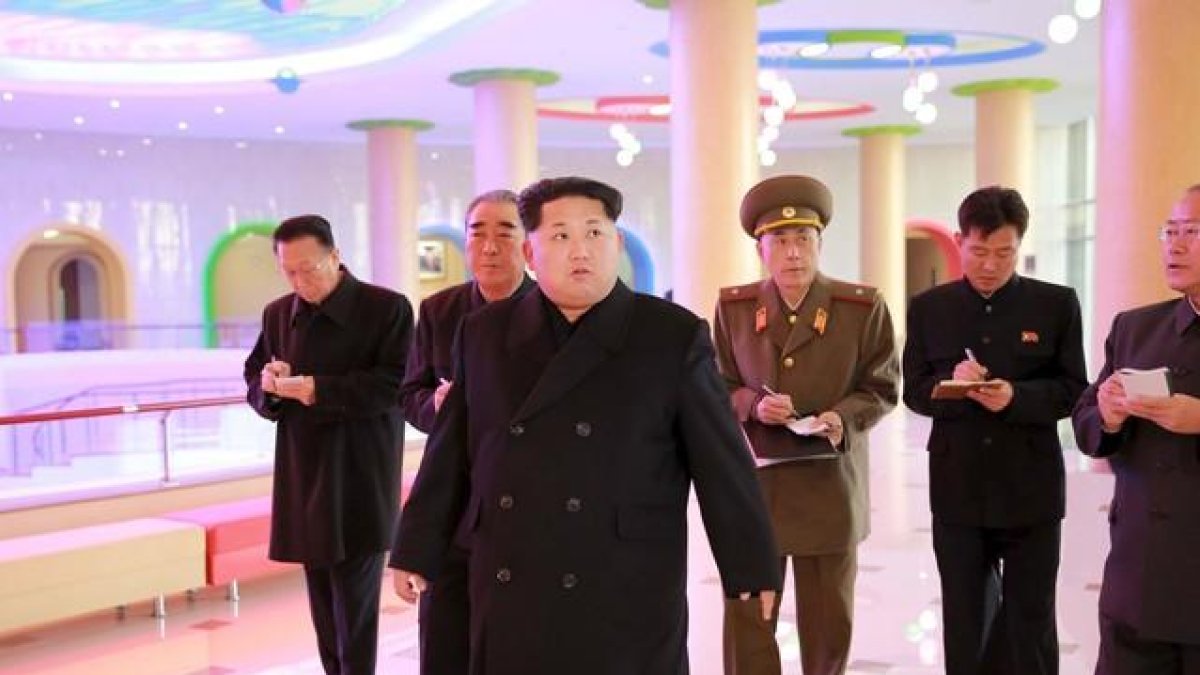 El líder de Corea del Norte, Kim Jong-un, acompañado de su séquito, en Piongyang.-REUTERS / KCNA