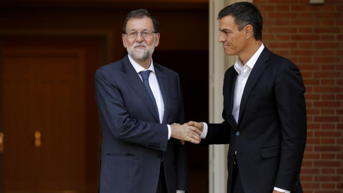 Mariano Rajoy y Pedro Sánchez, durante una reunión en el Palacio de la Moncloa.-JOSE LUIS ROCA
