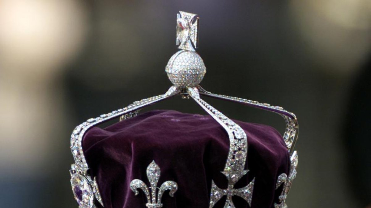 La corona de la reina de Inglaterra, con el diamante Koh-i-Noor incrustado en la parte delantera.-REUTERS / MICHAEL CRABTREE