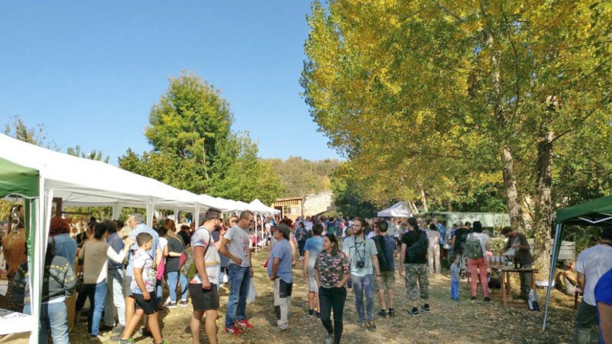 Cientos de personas se acercaron a la tercera edición de la feria Mercazamanzas en la que hubo 20 productores.-ECB