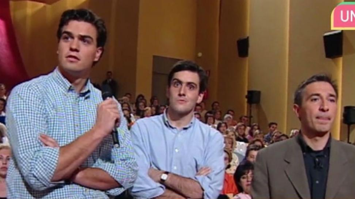 Pedro Sánchez, micrófono en mano, interviene en el programa Moros y Cristianos, que presentaba Xavier Sardà (derecha), en 1997.-EL PERIÓDICO