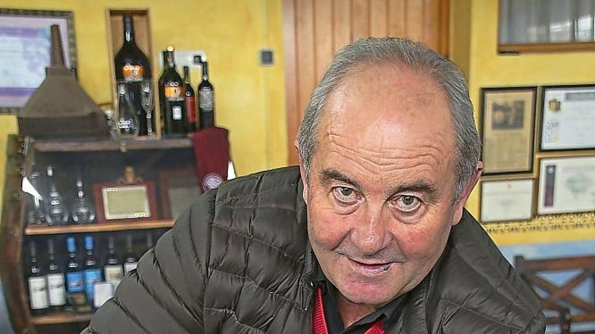 Wenceslao Gil posa con tres de sus vinos en el interior de la tienda de la bodega Vega Saúco.-M.T.