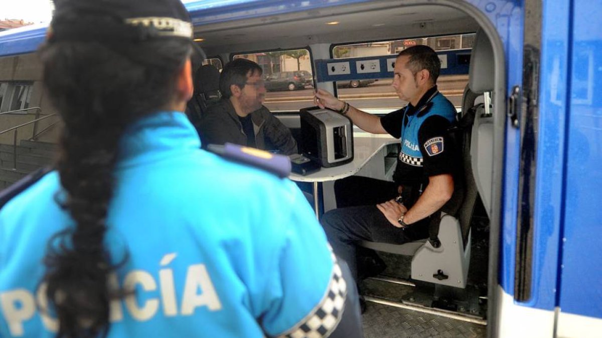 Los controles se realizan en el mismo vehículo de atestados de la Policía Local en el que se llevan a cabo las pruebas de alcoholemia.-ISRAEL L. MURILLO