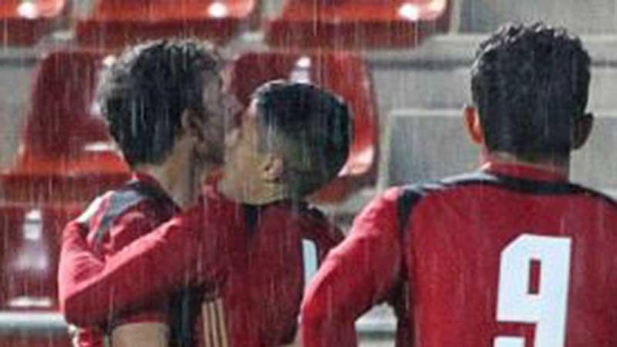 Varios jugadores del Mirandés celebran un tanto ante el Amorebieta-CDMIRANDÉS.COM