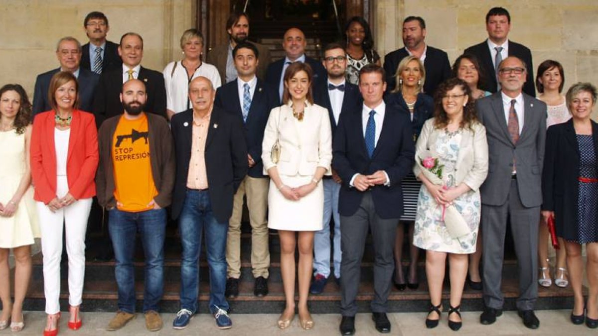 La nueva alcaldesa mirandesa con la nueva corporación municipal tras la celebración del Pleno de investidura.-E. M.
