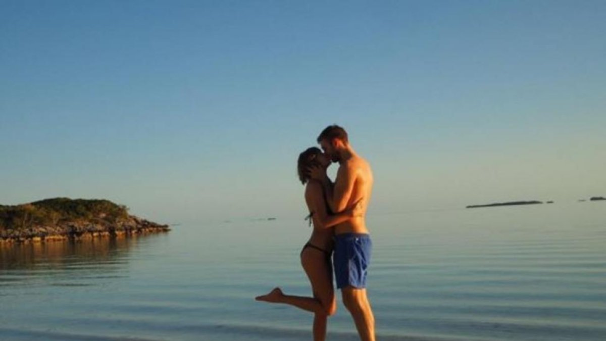 Taylor Swift y Calvin Harris se dan un beso en la playa, en una imagen de Instagram.-INSTAGRAM