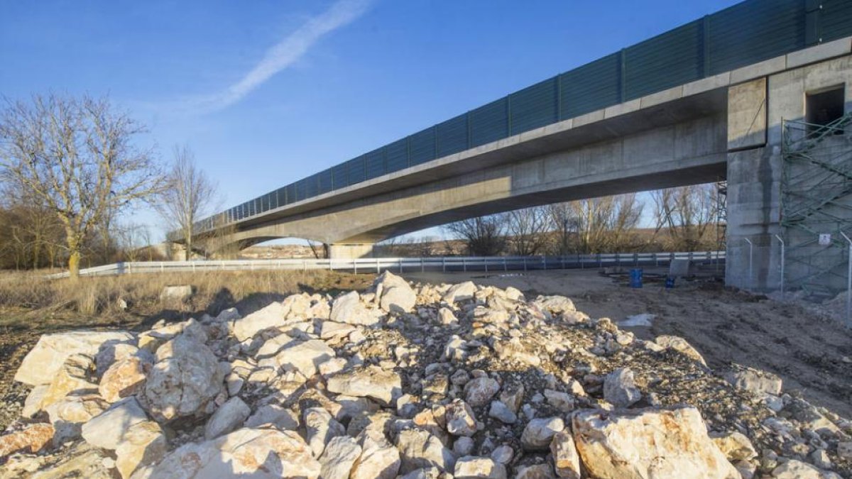 Imagen del viaducto en el que Adif ha detectado las deficiencias de seguridad. I-ISRAEL L. MURILLO