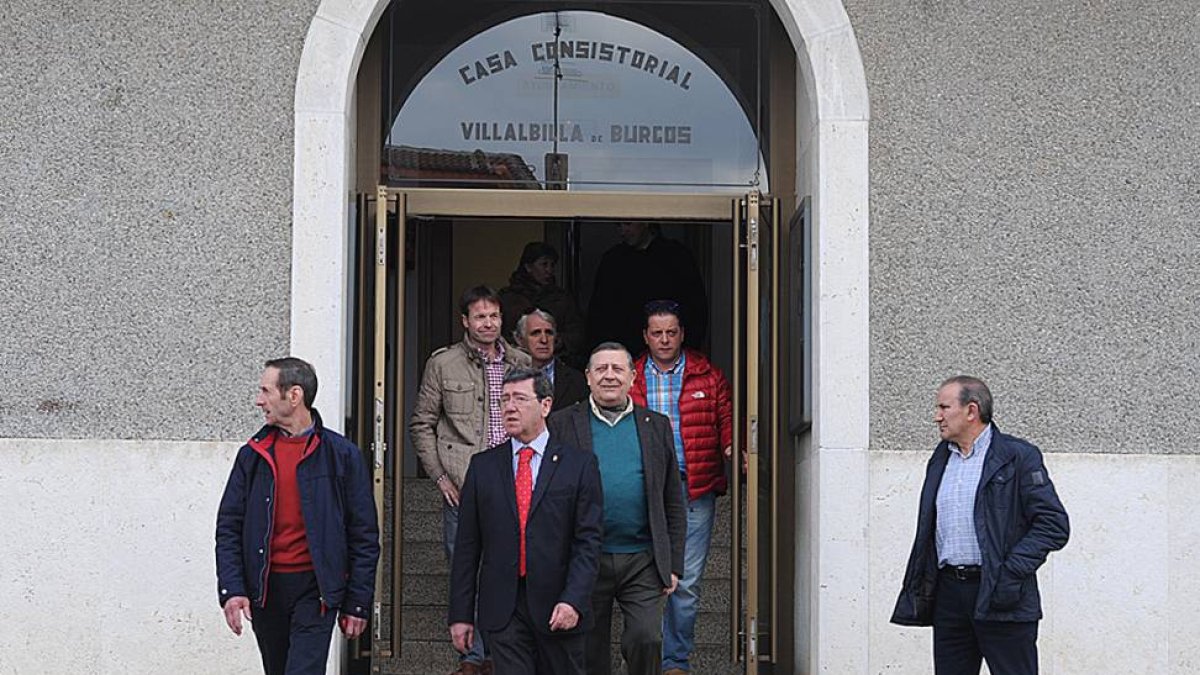 César Rico (centro ) y el diputado provincial Ignacio Marín (a su izq.), durante la visita al Consistorio de Villalbilla-I. L. M.