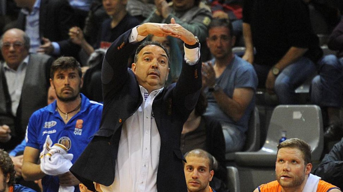 Andreu Casadevall da instrucciones a sus jugadores-Israel L. Murillo