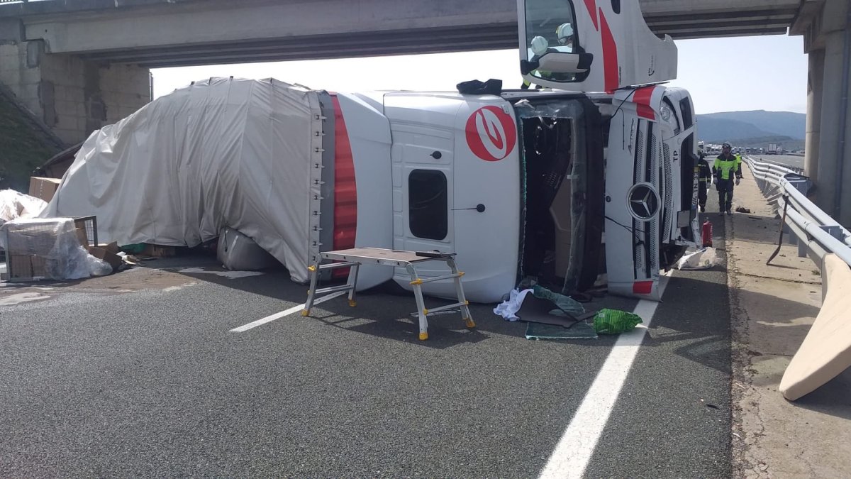 Un accidente con un camionero herido en la AP-1 ocurrido el sábado 21 de marzo. GRÚAS DESI