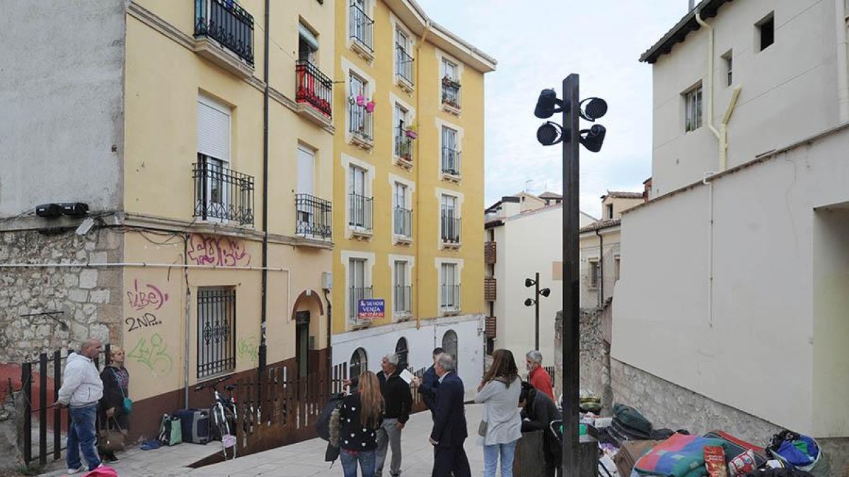 Los enseres de dos familias estuvieron repartidos por la calle Alvar Fáñez.-ISRAEL L. MURILLO