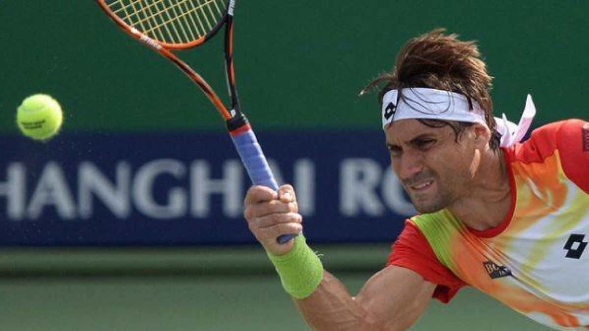 David Ferrer devuelve una bola a Andy Murray, en octavos de final de Shanghái.-Foto: AFP / JOHANNES EISELE
