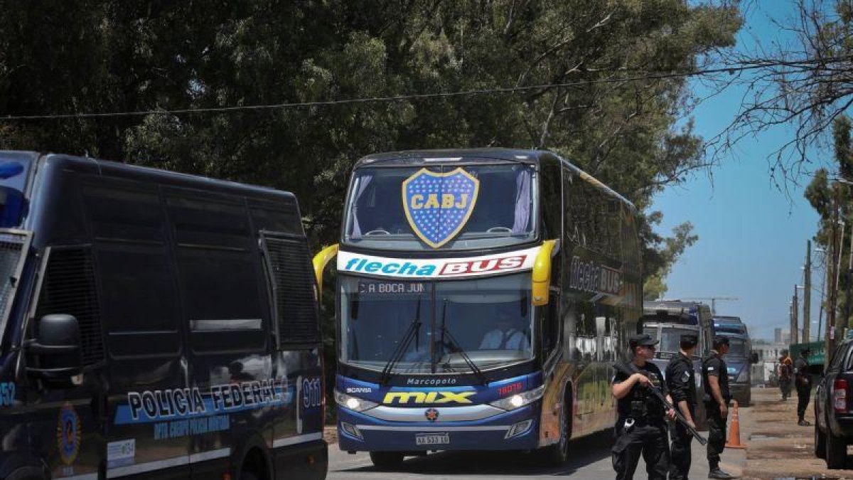 El autobús con el plantel de Boca Juniors es visto cerca al aeropuerto de Ezeiza a su regreso a Buenos Aires Argentina luego de perder la final de la Copa Libertadores contra River Plate en Madrid-EFE