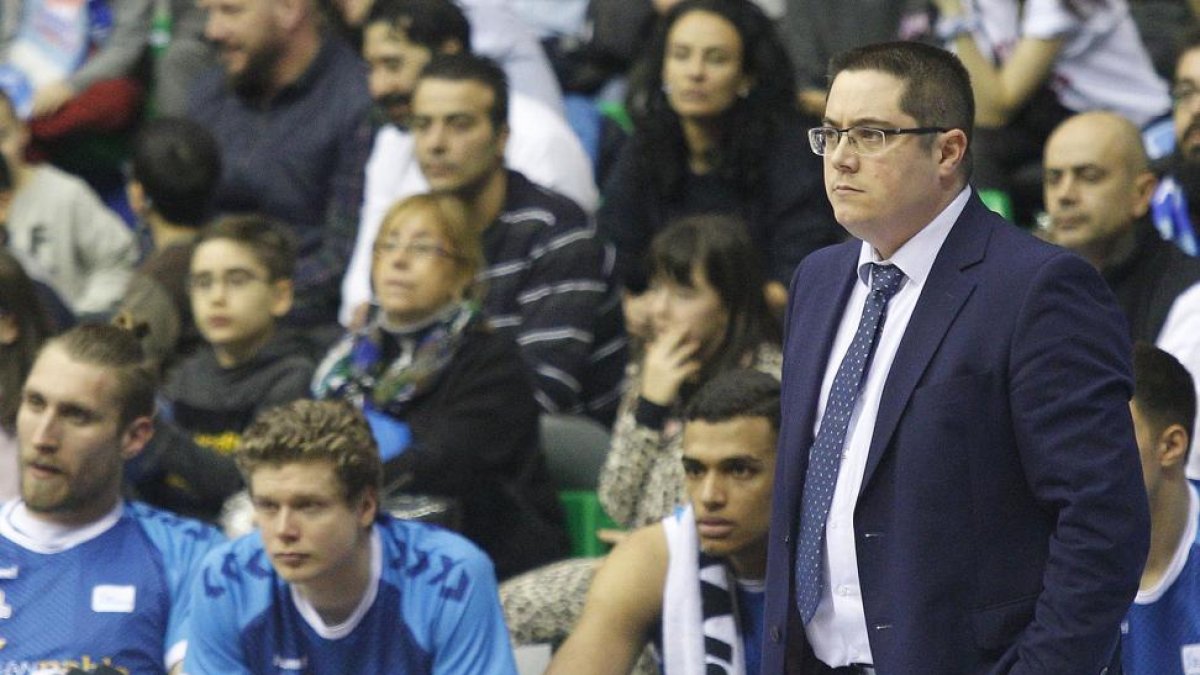 Diego Epifanio sigue el juego con rostro serio.-SANTI OTERO