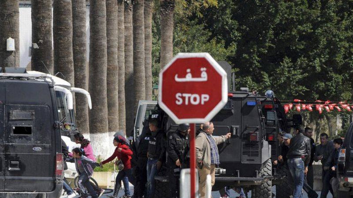 Fuerzas de seguridad tunecinas evacúan a niños y adultos tras el asalto yihadista en el Museo del Bardo, el miércoles en Túnez.-Foto: AP / ALI BEN SALAH